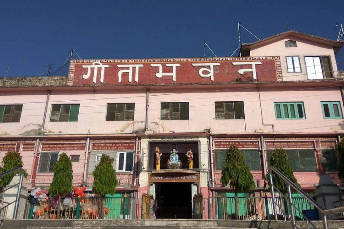 Geeta Bhavan Rishikesh guesthouse exterior